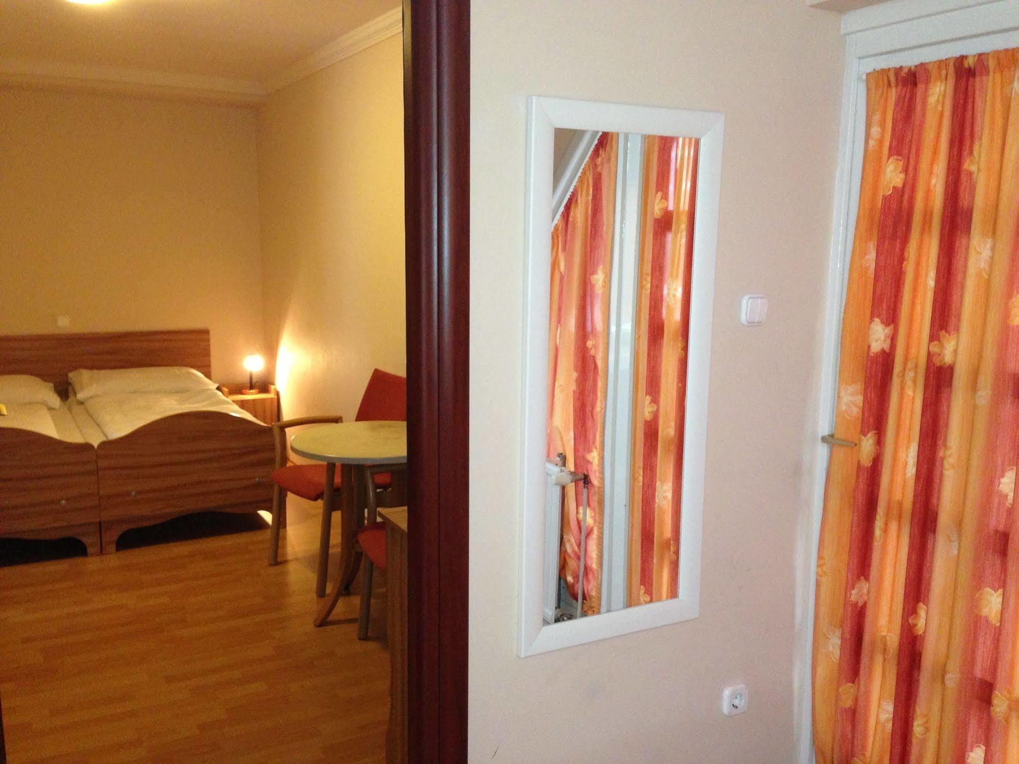 Kálvin Vendégszobák Debrecen Extérieur photo